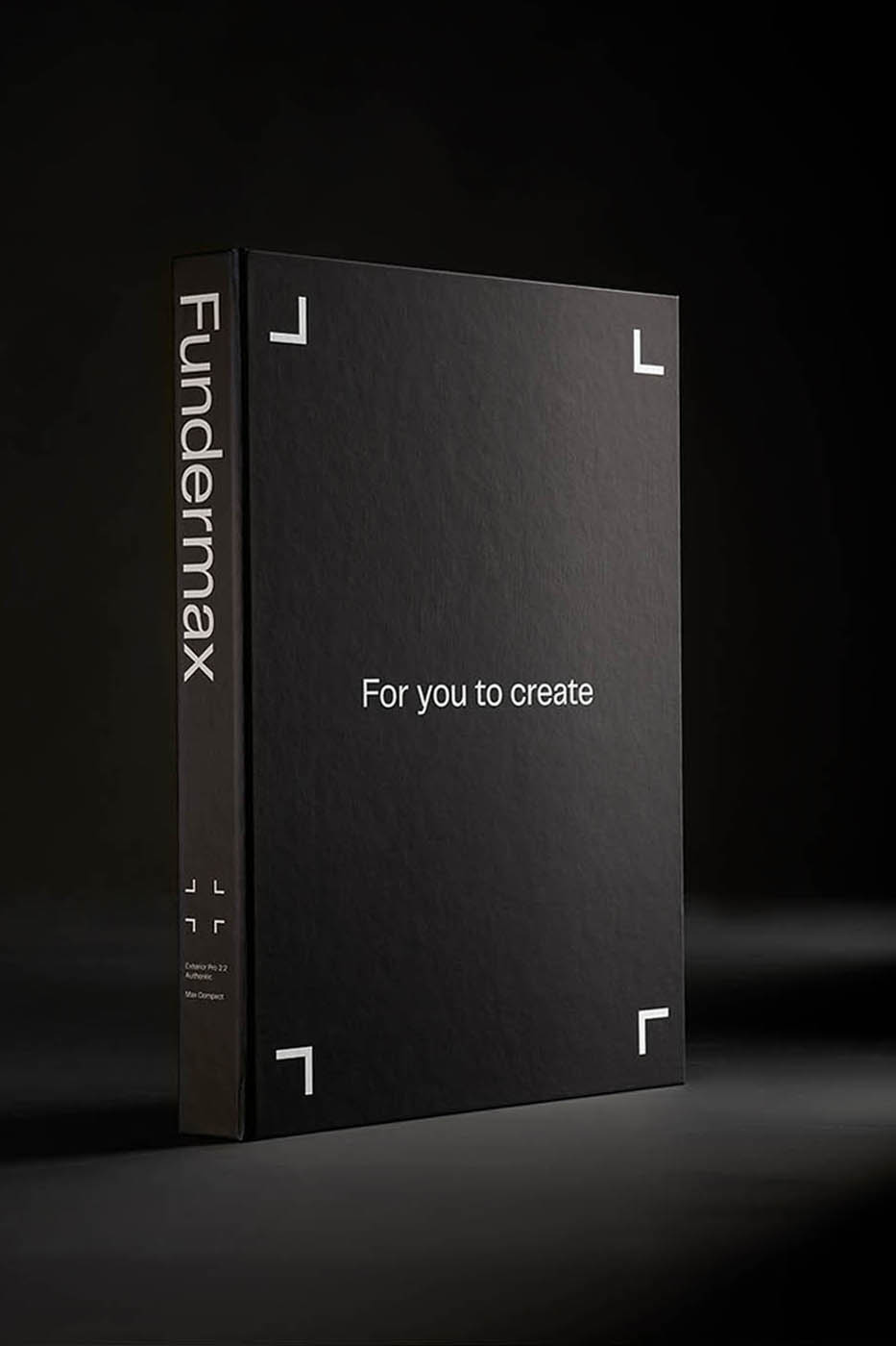 Studioaufnahme von Musterboxen der Firma FunderMax GmbH.