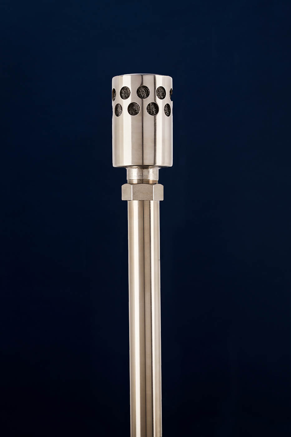 Studioaufnahme von einem Industrieschalldämpfer.