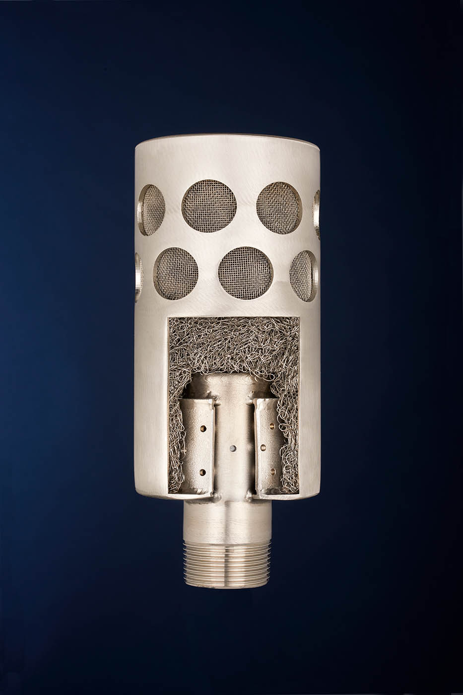 Studioaufnahme von einem Industrieschalldämpfer.