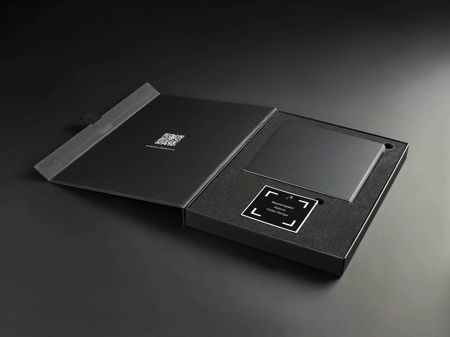 Studioaufnahme von Musterboxen der Firma FunderMax GmbH.