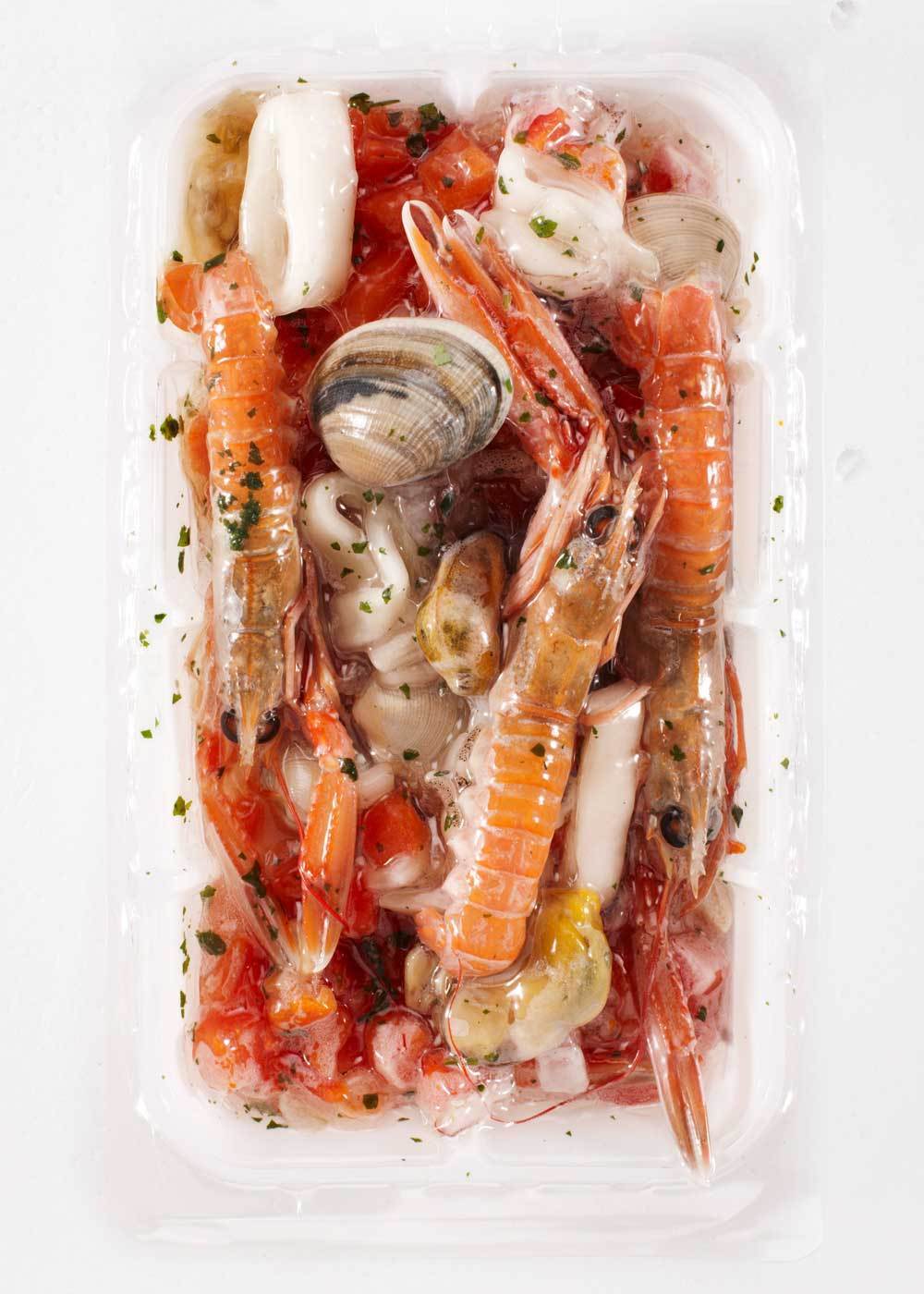 Frutti die Mare ist ein freies Fotoprojekt von Johannes Puch. Tiefgekühlte Meerefrüchte Packungen weisen auf mediterane Träume und Globalisierung hin.